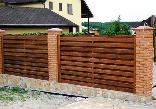 Забор с кирпичными столбами своими руками. Кладка кирпичных столбов для забора – технология строительства