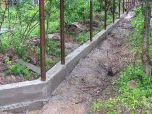 Расчет фундамента под кирпичный забор. Свойства кирпичных заборов и особенности установки фундамента для них