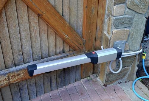 Распашные или секционные ворота. Распашные автоматические ворота