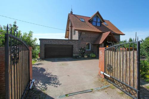 Распашные или секционные ворота. Распашные автоматические ворота