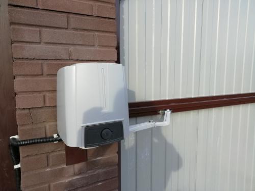 Распашные или секционные ворота. Распашные автоматические ворота