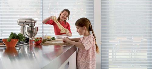 Рулонные шторы на кухне: функциональность и стиль в одном решении 07 Рулонные шторы на кухне: функциональность и стиль в одном решении 07