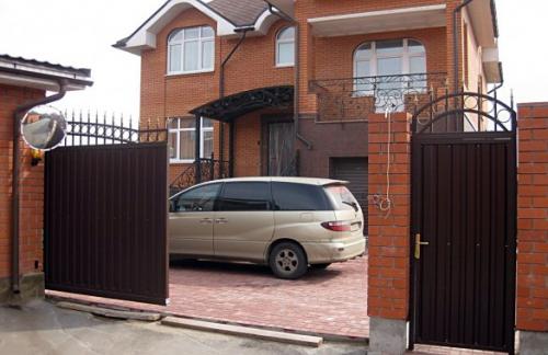 Высота ворот в частном доме. Оптимальная ширина въездных ворот