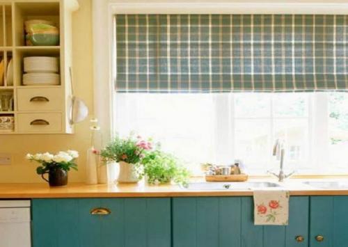 Рулонные шторы в интерьере кухни 2025: модные тенденции и стильные решения 04 Рулонные шторы в интерьере кухни 2025: модные тенденции и стильные решения 04