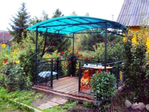 Беседка с односкатной крышей из металла. Обзор материалов для основы