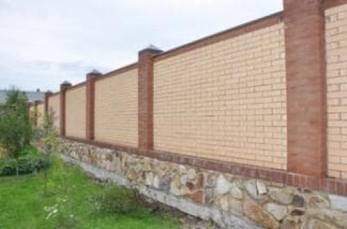 Расчет фундамента под кирпичный забор. Свойства кирпичных заборов и особенности установки фундамента для них