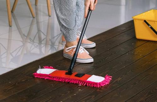 Как ухаживать за разными видами напольных покрытий. Как отмыть пятна на линолеуме и можно ли мочить паркет: базовые правила ухода за разными видами напольных покрытий