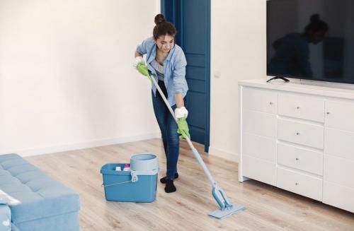 Как ухаживать за разными видами напольных покрытий. Как отмыть пятна на линолеуме и можно ли мочить паркет: базовые правила ухода за разными видами напольных покрытий