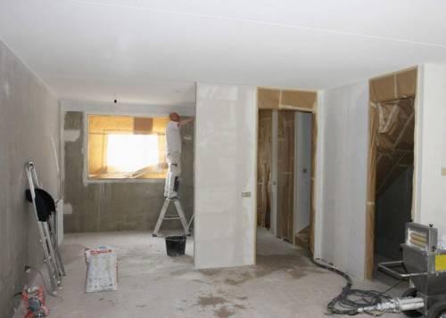 Почему штукатурка отстает от стены. Как укрепить штукатурку