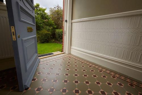 Топ-5 напольных покрытий для прихожей: что выбрать для квартиры 01 Топ-5 напольных покрытий для прихожей: что выбрать для квартиры 01