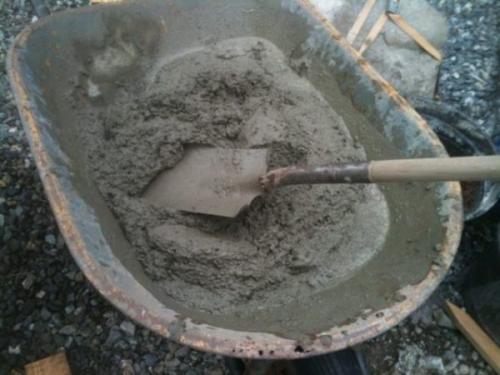 Можно ли посыпать бетон солью. Что будет, если в цемент добавить соль