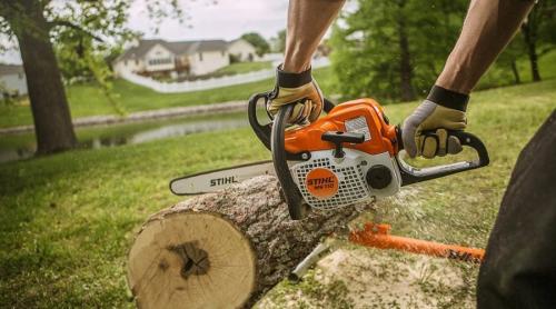 Смазка звездочки шины бензопилы. Как залить масло в бензопилу