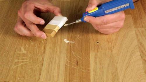 Можно ли полировать паркет, если он поврежден. Как убрать глубокие царапины на паркетной доске?