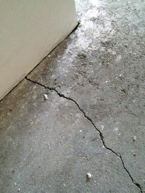 Как устранить трещины в бетонном полу. Трещины, бугры и отслоение. Как восстановить стяжку пола