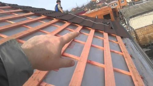 Как уложить гидроизоляцию под металлочерепицу. Используемые материалы