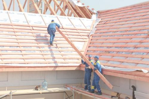 Пароизоляция под металлочерепицу на крышу для защиты кровли от конденсата. Советы, какую пленку, куда и зачем нужно крепить