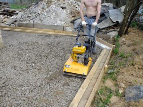 Толщина стяжки под автомобиль. Бетонирование площадки под автомобиль, технология, советы по устройству