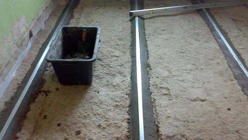 Как сделать пол в ванной. Заливка стяжки с установкой маяков