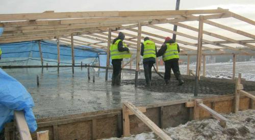 Можно ли заливать бетон на мокрую землю. Можно ли заливать фундамент в дождь осенью