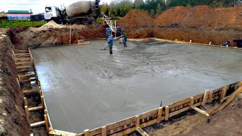 Можно ли заливать бетон на мокрую землю. Можно ли заливать фундамент в дождь осенью