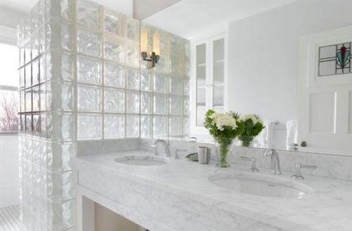 Стена из стеклоблоков с дверью. Стеклянные блоки для перегородок