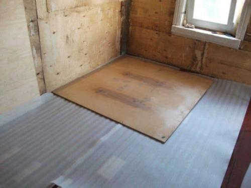 Как уложить ламинат на неровный пол. Почему нельзя укладывать ламинат на пол с неровностями?