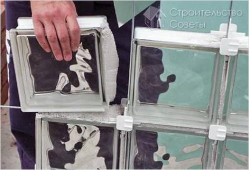Как установить стеклянные блоки. Процесс установки блоков 02
