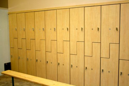 Шкафчики для раздевалок деревянные. Секционные шкафы и шкафчики для рабочих раздевалок