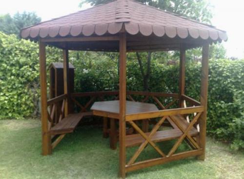 Шестиугольная беседка из металла. Виды конструкций и варианты дизайна