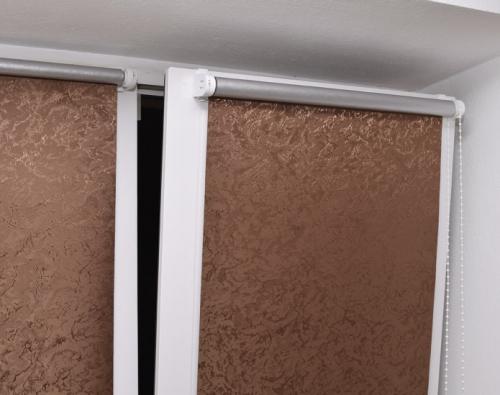 Установка рулонных штор открытого типа на окно 01