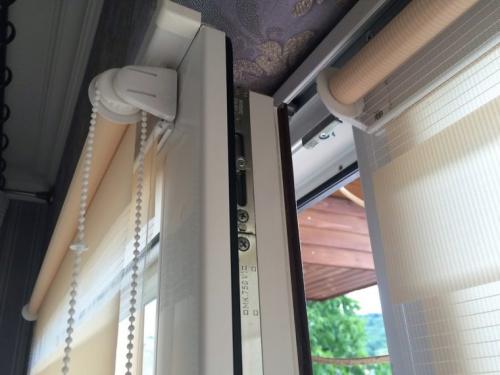 Как крепить рулонные шторы день-ночь. О рулонных шторах День Ночь на пластиковые окна