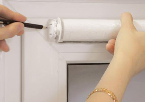 Как установить рулонные шторы на потолок. Установка рулонных штор