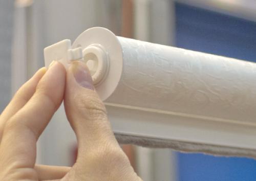 Как установить рулонные шторы на потолок. Установка рулонных штор