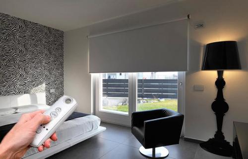 Как крепить рулонные шторы без сверления. Какие бывают свободновисящие рулонные жалюзи на пластиковые окна