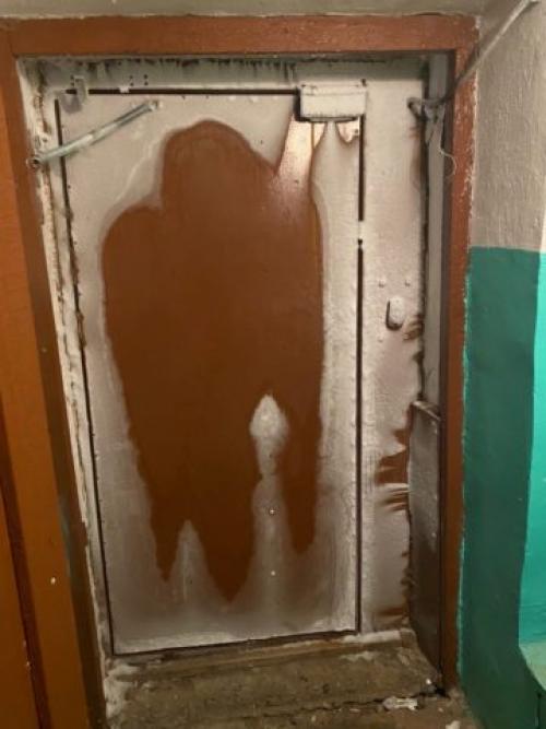 Утепление дверной коробки металлической двери. Причины потери тепла