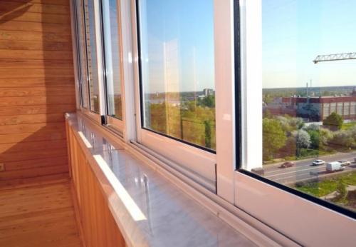 Как повесить рулонную штору на балконную дверь. Рулонные шторы на балкон. Критерии выбора