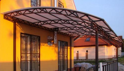 Примыкание навеса к дому. Навес из поликарбоната, примыкающий к дому: материалы, сборка и его монтаж