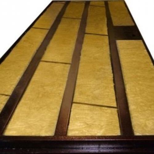 Как утеплить входную железную дверь. Как утеплить металлическую дверь снаружи. Утепляем металлическую дверь снаружи 20