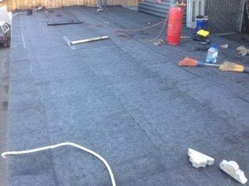 Устройство гидроизоляции под коньком кровли из.. Отличия и особенности при гидроизоляции скатной и плоской крыши 11 Устройство гидроизоляции под коньком кровли из.. Отличия и особенности при гидроизоляции скатной и плоской крыши 11