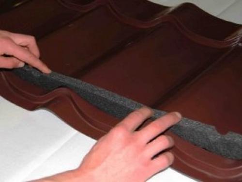 Уплотнитель под конек металлочерепицы. Уплотнитель для металлочерепицы: критерии выбора 01