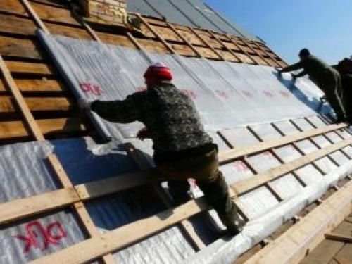 Какой стороной укладывать гидроизоляцию под металлочерепицу. Виды гидроизоляционных подложек 17