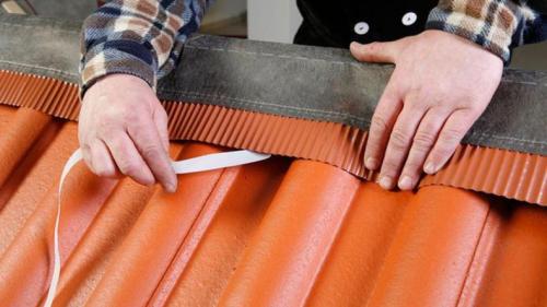 Нужен ли уплотнитель под конек металлочерепицы. Как выбрать уплотнитель под конёк кровли: советы, какой лучше для обеспечения вентиляции под кровлей, свойства материала и нюансы монтажа