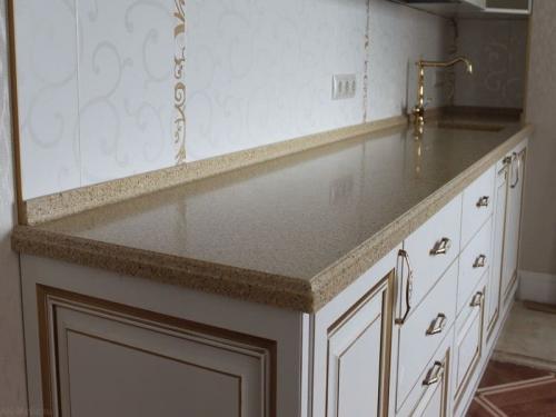 Как выбрать плинтусы для столешницы на кухне. Из каких материалов выполняют плинтуса?