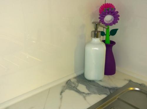 Какие типы плинтусов для столешниц существуют на рынке. Плинтус для кухонной столешницы. Плинтусы на столешницу