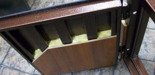 Как утеплить коробку металлической двери. Утепление входной металлической двери своими руками