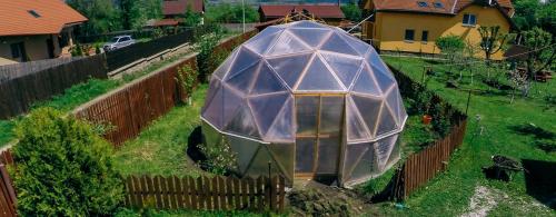 Теплица полусфера. Пошаговое руководство, как сделать купольную теплицу: какой выбрать материал для каркаса, размер парника, особенности конструкции, готовые чертежи и расчеты, фото