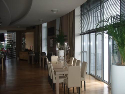 Жалюзи или рулонные шторы, что лучше. Рулонные шторы – особенности конструкции, плюсы и минусы