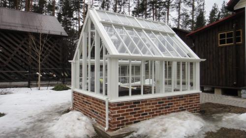 Теплица из дерева своими руками. Пошаговая инструкция по строительству деревянной теплицы: лучшие идеи, сочетание материалов, чертежи и советы огородников