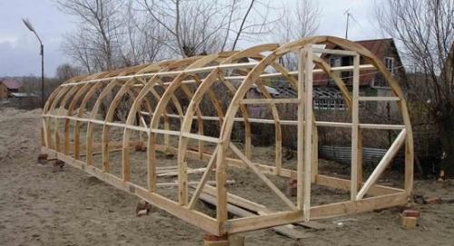 Теплица из дерева своими руками. Пошаговая инструкция по строительству деревянной теплицы: лучшие идеи, сочетание материалов, чертежи и советы огородников