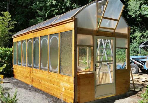 Теплица из дерева своими руками. Пошаговая инструкция по строительству деревянной теплицы: лучшие идеи, сочетание материалов, чертежи и советы огородников 28 Теплица из дерева своими руками. Пошаговая инструкция по строительству деревянной теплицы: лучшие идеи, сочетание материалов, чертежи и советы огородников 28